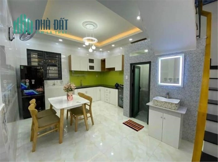 Cần bán nhà lô góc 2 mặt tiền, vị trí đắc địa Thủ Đức, gần trường học, tiện ích đầy đủ, xách vali ở