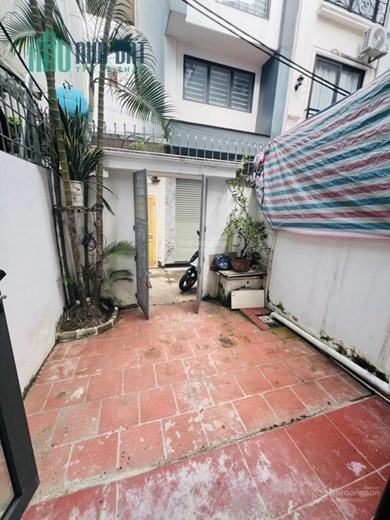 Bán nhà Lạc Long Quân 42m2, có sân để xe ,10m ra ô tô tránh, khu dân trí cao, giá 7,2 tỷ