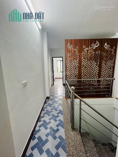 Bán nhà Lạc Long Quân 42m2, có sân để xe ,10m ra ô tô tránh, khu dân trí cao, giá 7,2 tỷ