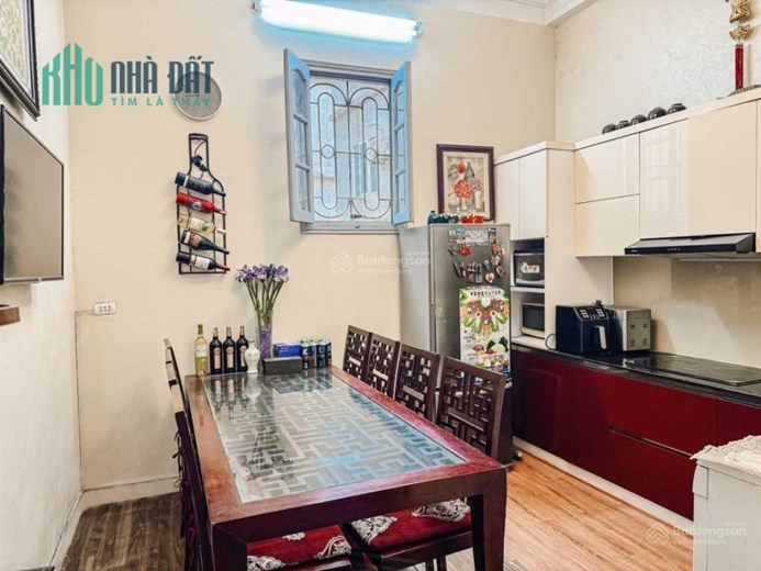 Bán nhà Lạc Long Quân 42m2, có sân để xe ,10m ra ô tô tránh, khu dân trí cao, giá 7,2 tỷ