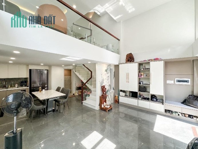 Bán nhà góc 2 mặt tiền trung tâm Thủ Đức, gần Hoàng Diệu 2, diện tích 80m2, Công Chứng Ngay