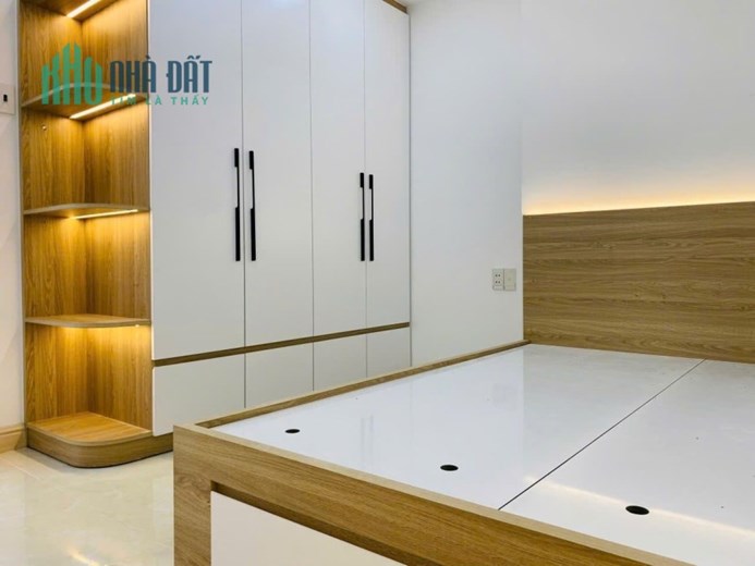Nhà 2 mặt tiền lô góc, 3 tầng, cách Vincom Thủ Đức chỉ 500m, tiện ích đầy đủ, Tặng Full Nội Thất