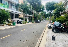 Siêu Phẩm Nhà Lô Góc Thủ Đức, 3 Tầng Mới Xây, Gần ĐH Ngân Hàng, Sổ Đỏ Riêng
