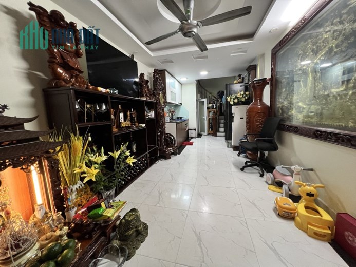 Chủ nhà cần bán để mua nhà to hơn, Ô tô đỗ cổng, ngõ thông các ngả, 30 m2 giá 5,35 tỷ