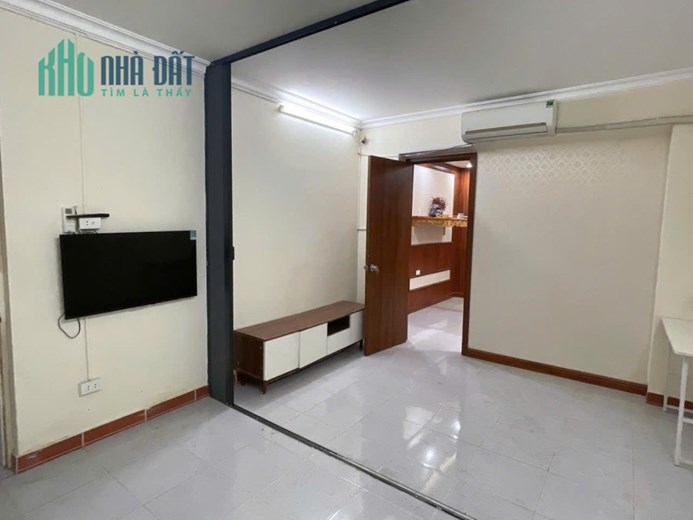Chính chủ em cần căn tập thể tầng 1, 3 ngủ và 2Wc, tại Nguyễn Trãi, Siêu Vip, Mặt đường ô tô tránh