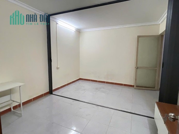 Chính chủ em cần căn tập thể tầng 1, 3 ngủ và 2Wc, tại Nguyễn Trãi, Siêu Vip, Mặt đường ô tô tránh