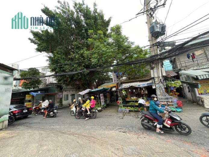 Gấp bán, DT: 51m2, 5.x tỷ, ô tô đậu cửa, 3 tầng BTCT, nhà đẹp, tặng nội thất, xách vali vào ở ngay