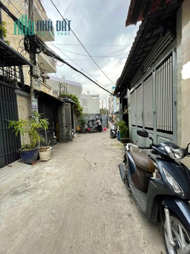 Gấp bán, DT: 51m2, 5.x tỷ, ô tô đậu cửa, 3 tầng BTCT, nhà đẹp, tặng nội thất, xách vali vào ở ngay