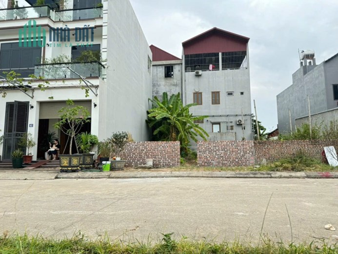 Bán đất Thanh Xuân, Sóc Sơn, HN. Đường 6m, vỉa hè, veiw sân bóng. DT 87m, giá 3,1 tỷ.