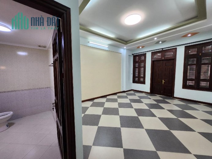 BÁN NHÀ NGÕ 106 HOÀNG QUỐC VIỆT, ÔTÔ VÀO NHÀ+ PHÂN LÔ + KINH DOANH + VĂN PHÒNG,GIÁ 24,8 TỶ, DT59 M2