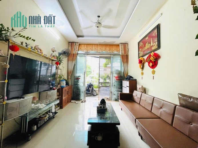 Bán nhà phố Tây Sơn, Đống Đa, Hà Nội
DT 40m2, xây 4 tầng. Giá chào 4.8 tỷ có thương lượng