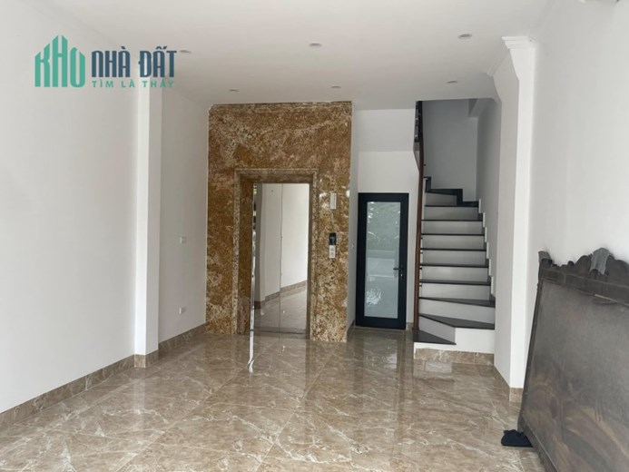 Bán nhà 6 tầng mặt đường Lạc Long Quân 6 tầng, thang máy.