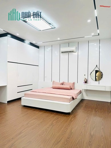 Nhà Đẹp Gần Hồng Tiến - Diện Tích 36m² - Giá 5.x Tỷ- Ô Tô đỗ Cửa