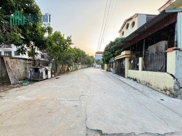 CC bán đất tổ 11, TT Quang Minh, Mê Linh, HN. Trục chính kinh doanh. DT 98m, giá 4,45 tỷ.