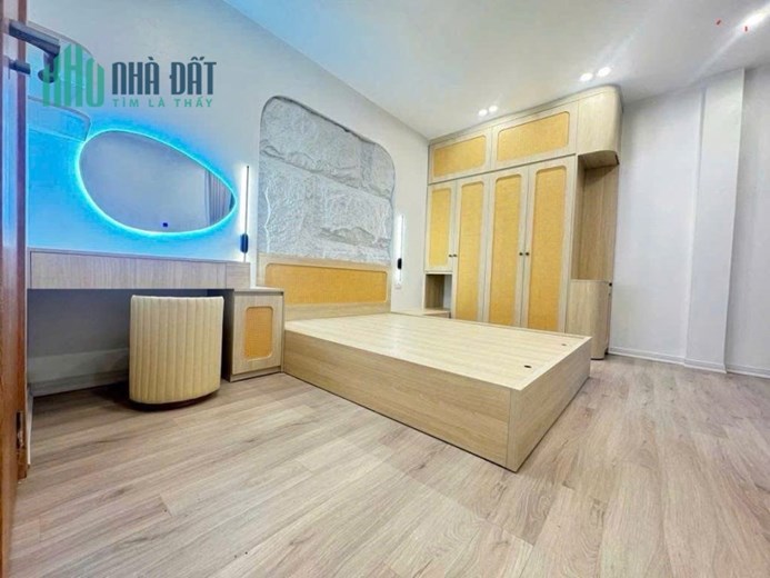 Chủ Nhà Quá Cần Tiền, Bán Gấp Nhà 264 Ngọc Thụy 34m 5 Tầng Chỉ 4.x Đồng