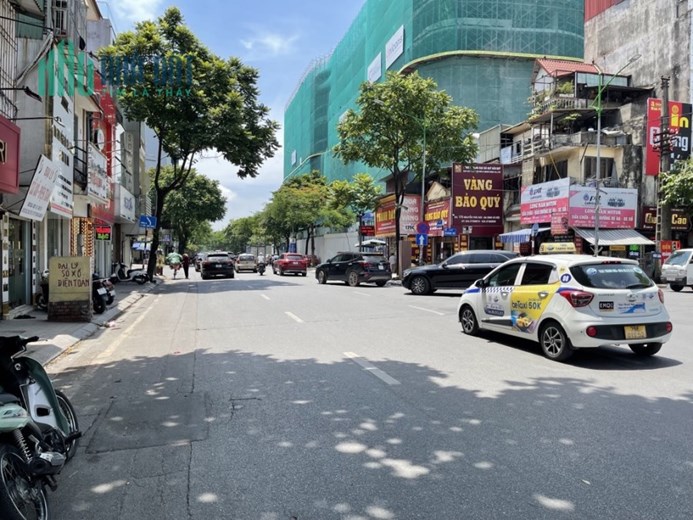 NGÕ NÔNG THẲNG, NHÀ CÓ SÂN – 3 tầng Nguyễn Thái Học 30m chỉ 5 tỷ