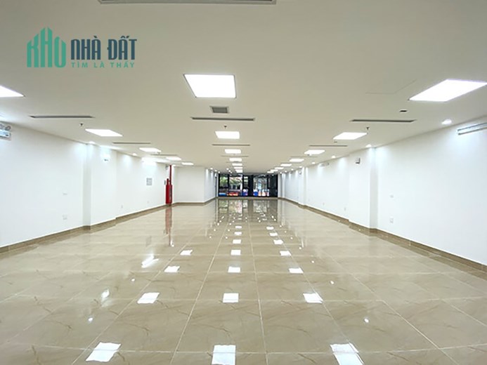 Cho Thuê Tòa Văn Phòng 9 Tầng MP Hàng Chuối. DT 230m2.MT 11m.Vị Trí Lô Góc. Giá 500tr/th