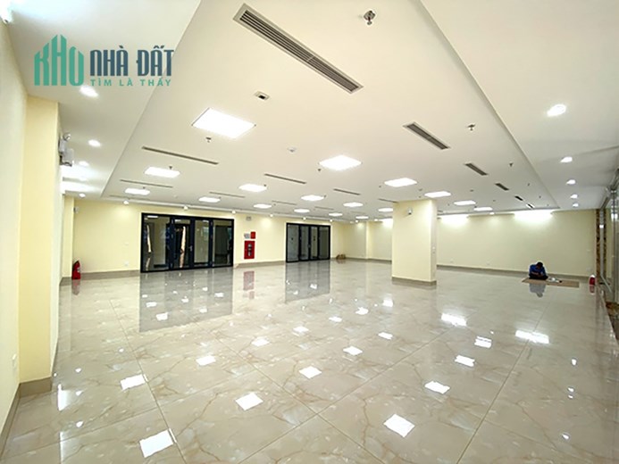 Cho Thuê Tòa Văn Phòng 10 Tầng Mặt Phố Hoàng Ngân, DT 420m2, MT 14m.Vị Trí Lô Góc. Giá 700tr/th