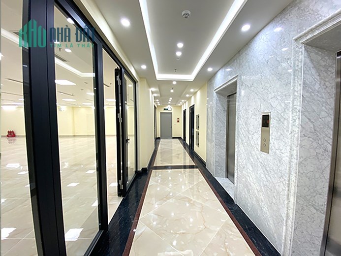 Cho Thuê Tòa Văn Phòng 10 Tầng Mặt Phố Hoàng Ngân, DT 420m2, MT 14m.Vị Trí Lô Góc. Giá 700tr/th