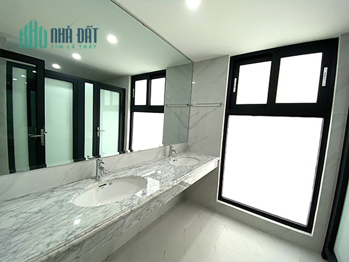 Cho Thuê Tòa Văn Phòng 10 Tầng Mặt Phố Hoàng Ngân, DT 420m2, MT 14m.Vị Trí Lô Góc. Giá 700tr/th