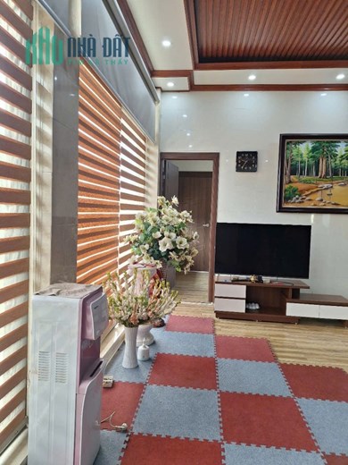 Cho thuê nhà có sân vườn mặt phố Ngọc Thụy, Long Biên, HN. Dt 550m2