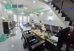 Bán nhà mặt phố Q.9, 82m², 4PN, 4WC, 6.4 tỷ, sổ hồng