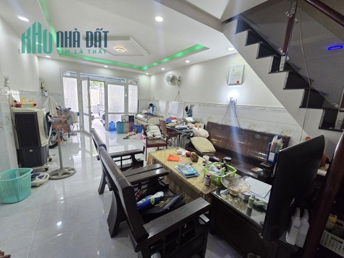 Bán nhà mặt phố Q.9, 82m², 4PN, 4WC, 6.4 tỷ, sổ hồng