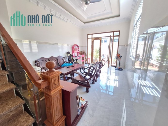 Bán nhà mặt phố Q.9, 100m², 3 tầng, 4PN, 8.6 tỷ, sổ hồng
```