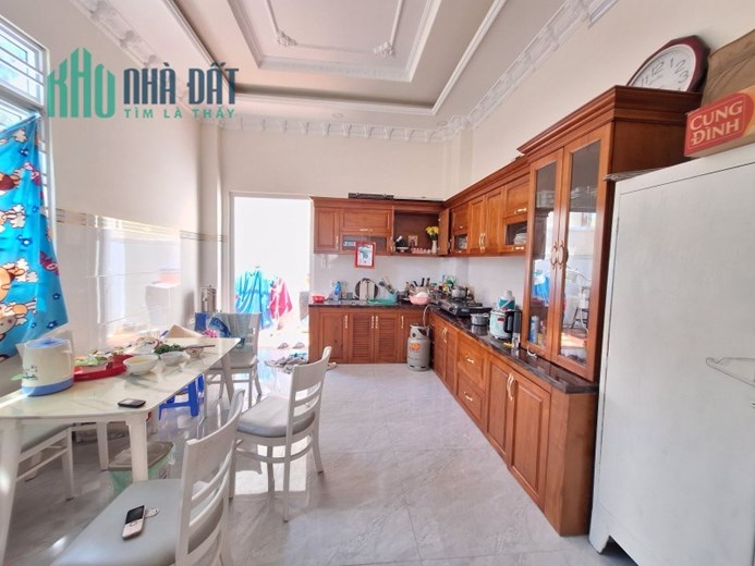 Bán nhà mặt phố Q.9, 100m², 3 tầng, 4PN, 8.6 tỷ, sổ hồng
```