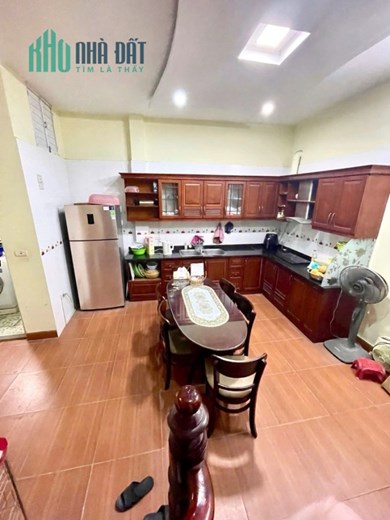 SIÊU PHẨM NHÀ ĐẸP HÀO NAM 6 TẦNG - CẦU THANG GỖ LIM NAM PHI - LÔ GÓC NỞ HẬU - 6tỉ 95