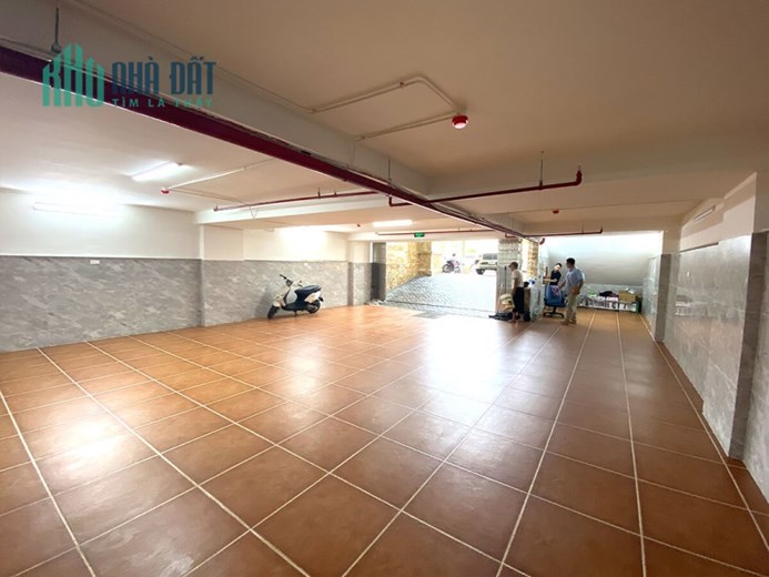 Cho Thuê Tòa Văn Phòng 9 Tầng MP Nguyễn Khang.Vị trí đắc địa. DT 160m2.MT 9m. Giá 300tr/th