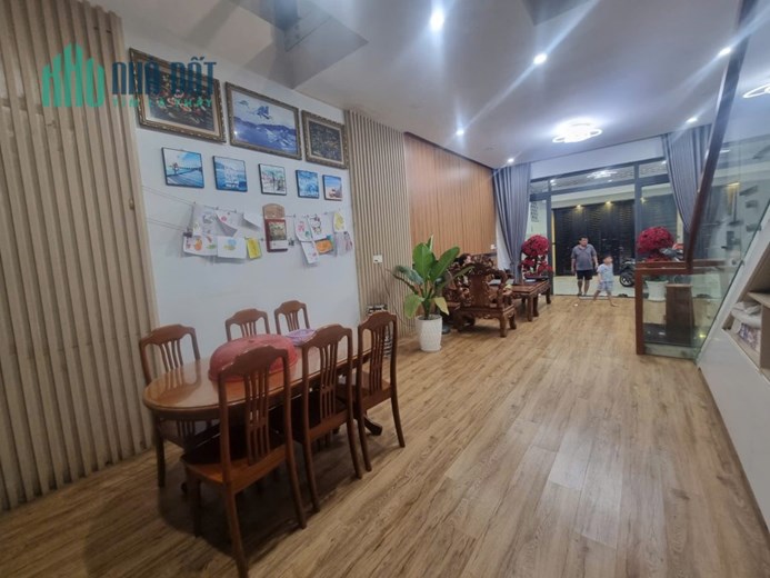 Bán nhà mặt phố Q.9, 112m², 4 tầng, 5PN, 13.9 tỷ, sổ hồng