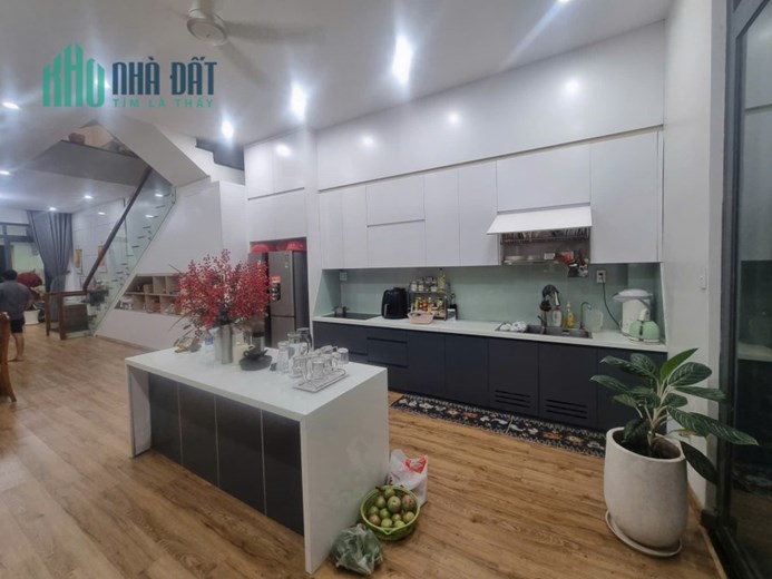 Bán nhà mặt phố Q.9, 112m², 4 tầng, 5PN, 13.9 tỷ, sổ hồng