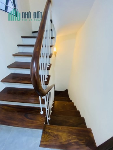 NHÀ ĐÊ LA THÀNH MẶT TIỀN ĐẸP 5,6M - Ô TÔ ĐỖ CỬA - SỔ VUÔNG - NGÕ THÔNG - GIÁ 7,X TỶ