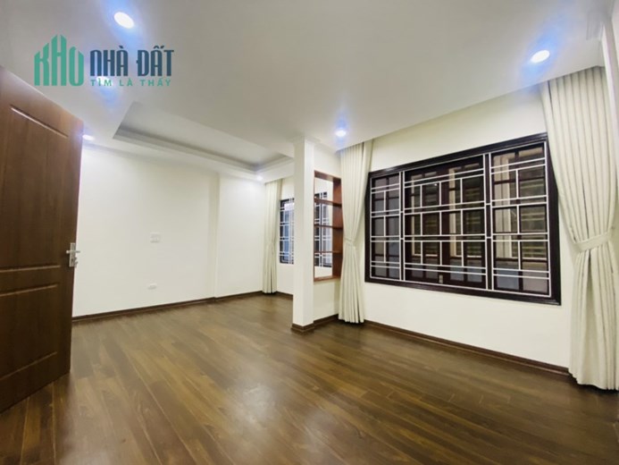 NHÀ ĐÊ LA THÀNH MẶT TIỀN ĐẸP 5,6M - Ô TÔ ĐỖ CỬA - SỔ VUÔNG - NGÕ THÔNG - GIÁ 7,X TỶ