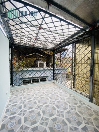 NHÀ ĐÊ LA THÀNH MẶT TIỀN ĐẸP 5,6M - Ô TÔ ĐỖ CỬA - SỔ VUÔNG - NGÕ THÔNG - GIÁ 7,X TỶ