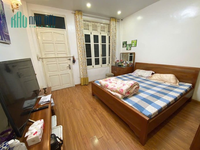 Giá thơm! 
Nhà đẹp NGUYỄN TRÃI, 40m, lô góc, ngõ nông, gần phố, gần tàu điện, chỉ 7.6 tỷ