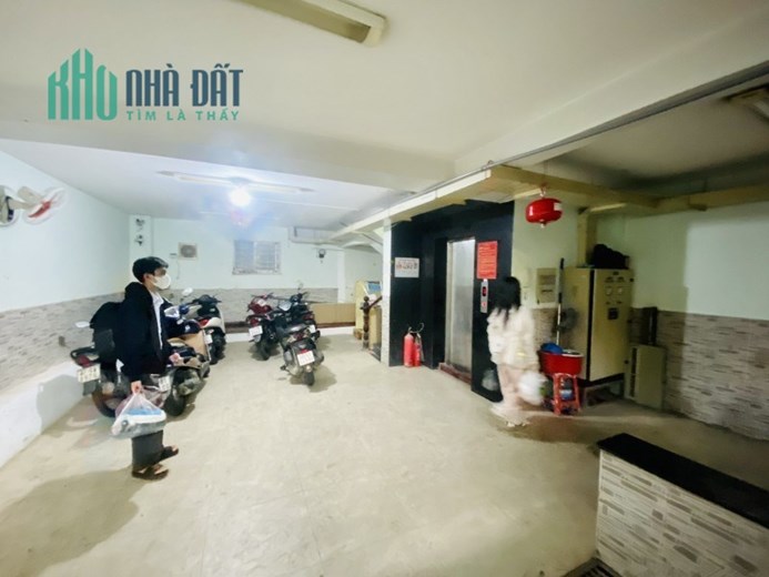 GẤP BÁN HẠ CHÀO 600 TRIỆU GIÁ BÁN 19.6 TỶ . TOÀ NHÀ 7 TẦNG CÓ HẦM,  THANG MÁY,16 PHONG CHO THUÊ.