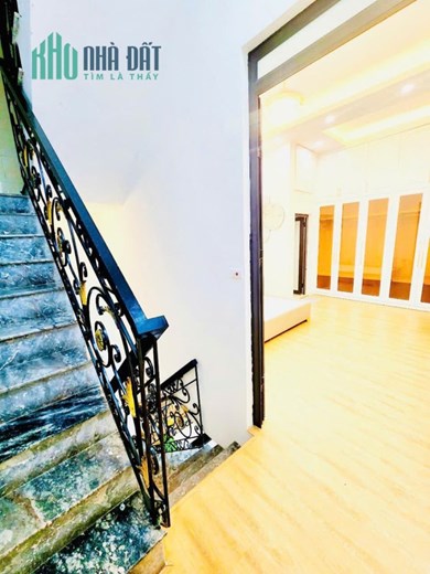 Hiếm! 
Bán nhà 5 tỷ, ô tô đỗ cửa, Phố Đặng Tiến Đông, Zalo 0911911021