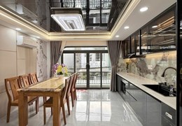 BÁN NHÀ HẺM XE TẢI THÔNG TỨ TUNG – NHÀ ĐẸP MÊ LY – THÔNG SỐ HOA HẬU – CÓ THANG MÁY – XE HƠI NGỦ