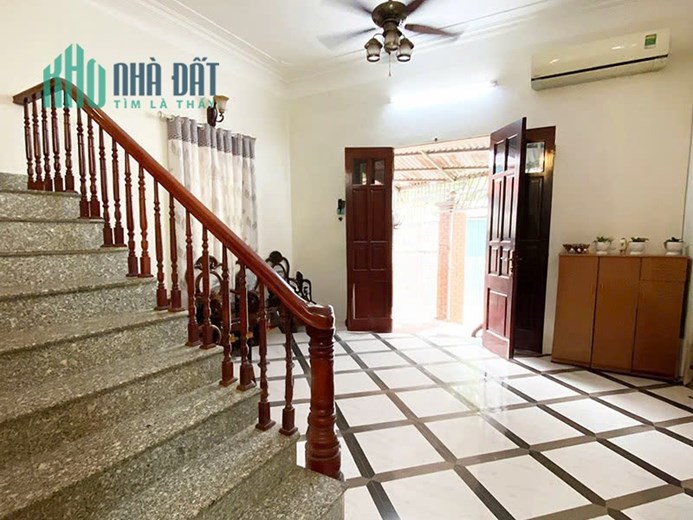 BÁN Nhà 2 tầng Lạc Long Quân  – gần Hồ Tây GIÁ 10TY DT 45m2 LH 083.2865.116
