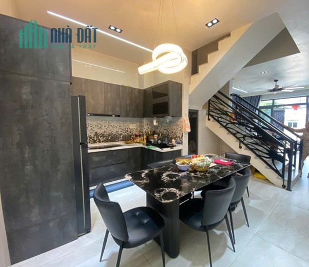 Bán nhà 80m², 5PN, 5WC, 4 tầng, Q.9, 7.4 tỷ, sổ hồng