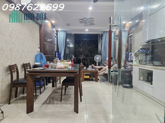 BÁN NHÀ TRUNG KÍNH - CẦU GIẤY- Ô TÔ - 7 TẦNG THANG MÁY - 2 THOÁNG TRƯỚC SAU