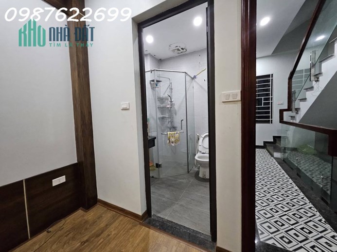 BÁN NHÀ TRUNG KÍNH - CẦU GIẤY- Ô TÔ - 7 TẦNG THANG MÁY - 2 THOÁNG TRƯỚC SAU