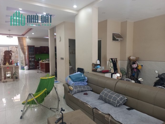 Bán nhà mặt phố Q.9, 140m², 3 tầng, 4PN, 9.35  tỷ, sổ hồng