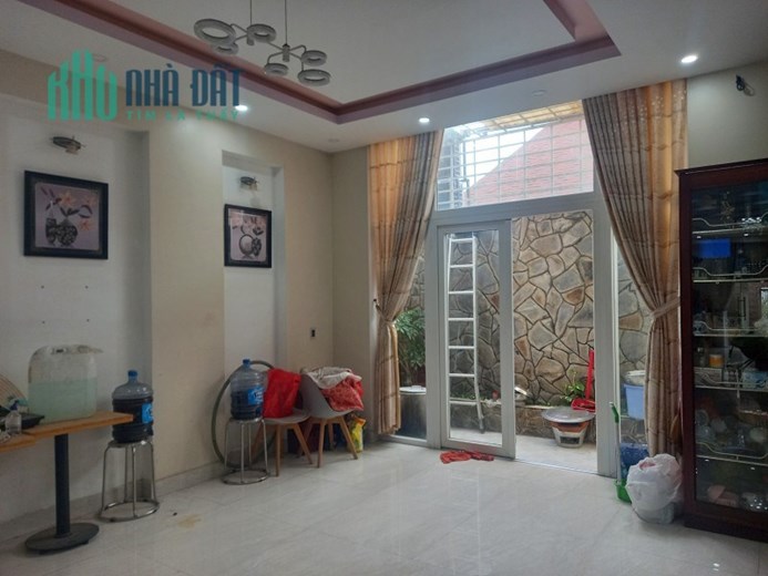 Bán nhà mặt phố Q.9, 140m², 3 tầng, 4PN, 9.35  tỷ, sổ hồng