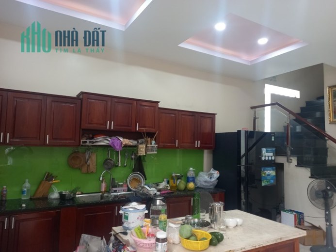 Bán nhà mặt phố Q.9, 140m², 3 tầng, 4PN, 9.35  tỷ, sổ hồng