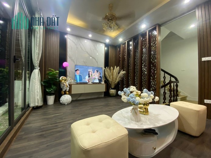 NHÀ ĐẸP Ở XUÂN THỦY -PHÂN LÔ - Ô TÔ - LÔ GÓC 2 MẶT NGÕ - 2 THOÁNG - VEW ĐH BÁO CHÍ TUYÊN TRUYỀN -