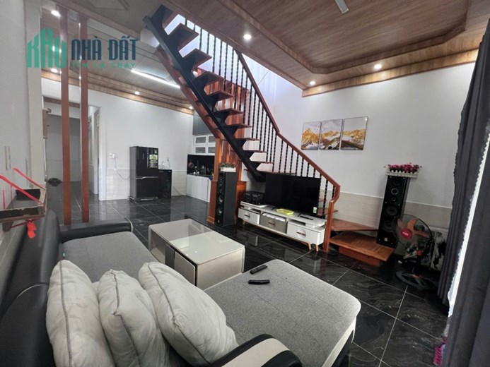 CHO THUÊ NHÀ HẺM Ô TÔ ĐƯỜNG 3 THÁNG TƯ P3 ĐÀ LẠT - 3PN FULL NỘI THẤT, SÂN ĐẬU XE