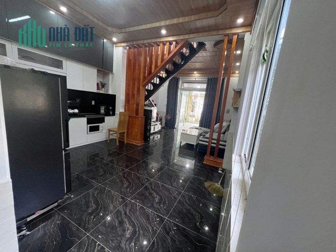 CHO THUÊ NHÀ HẺM Ô TÔ ĐƯỜNG 3 THÁNG TƯ P3 ĐÀ LẠT - 3PN FULL NỘI THẤT, SÂN ĐẬU XE